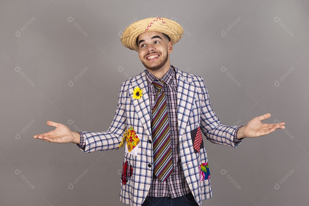 Homem jovem usando roupas típicas de festa junina sobre fundo isolado