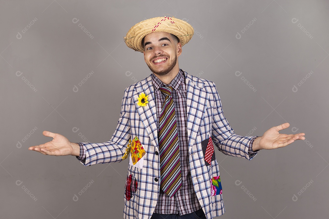 Homem jovem usando roupas típicas de festa junina sobre fundo isolado