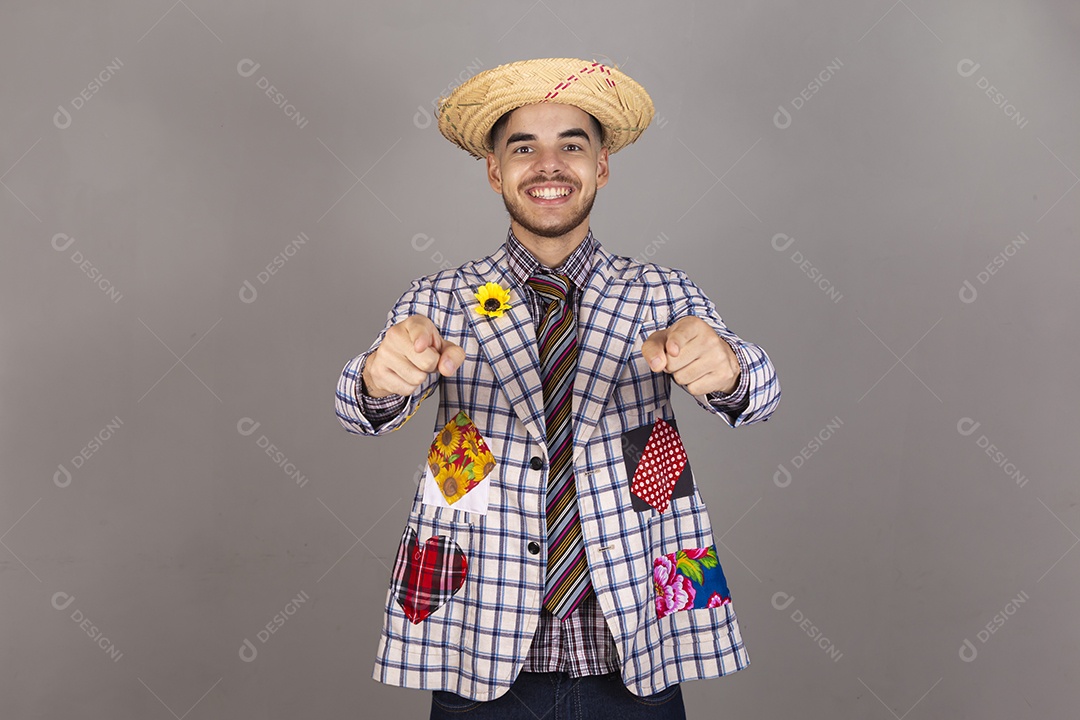 Homem jovem usando roupas típicas de festa junina sobre fundo isolado