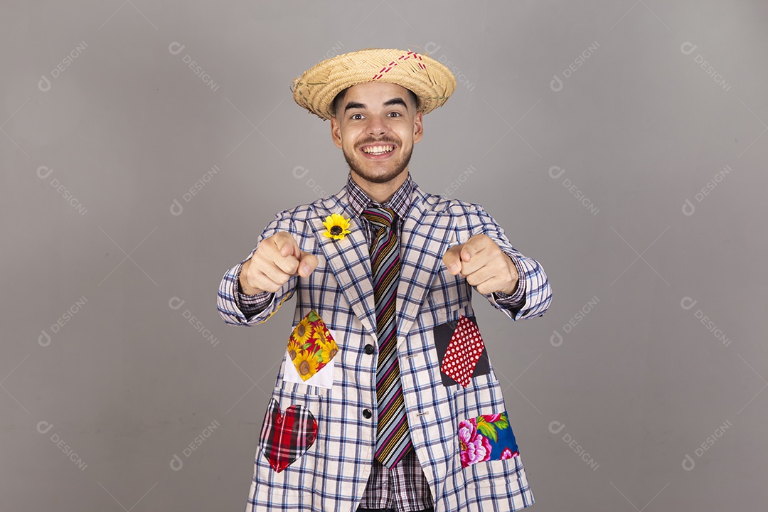 Homem jovem usando roupas típicas de festa junina sobre fundo isolado