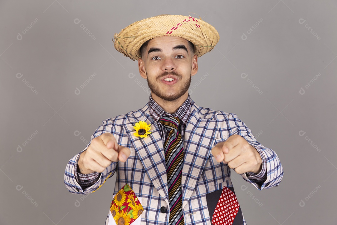 Homem jovem usando roupas típicas de festa junina sobre fundo isolado