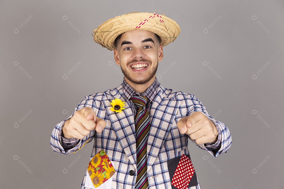 Homem jovem usando roupas típicas de festa junina sobre fundo isolado