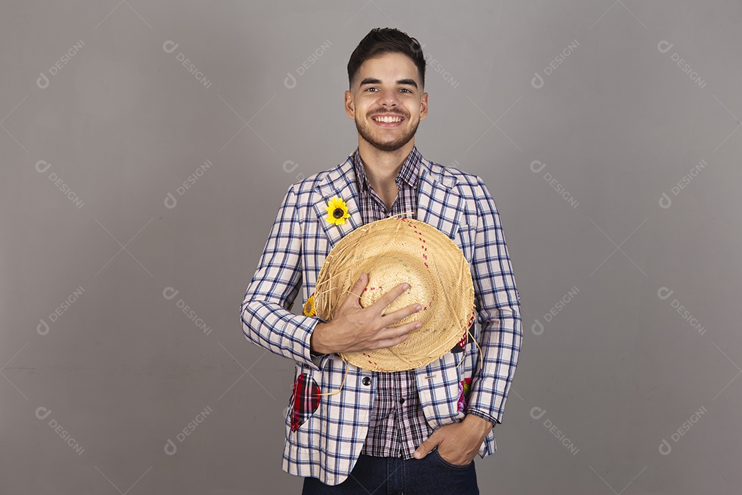 Homem jovem usando roupas típicas de festa junina sobre fundo isolado