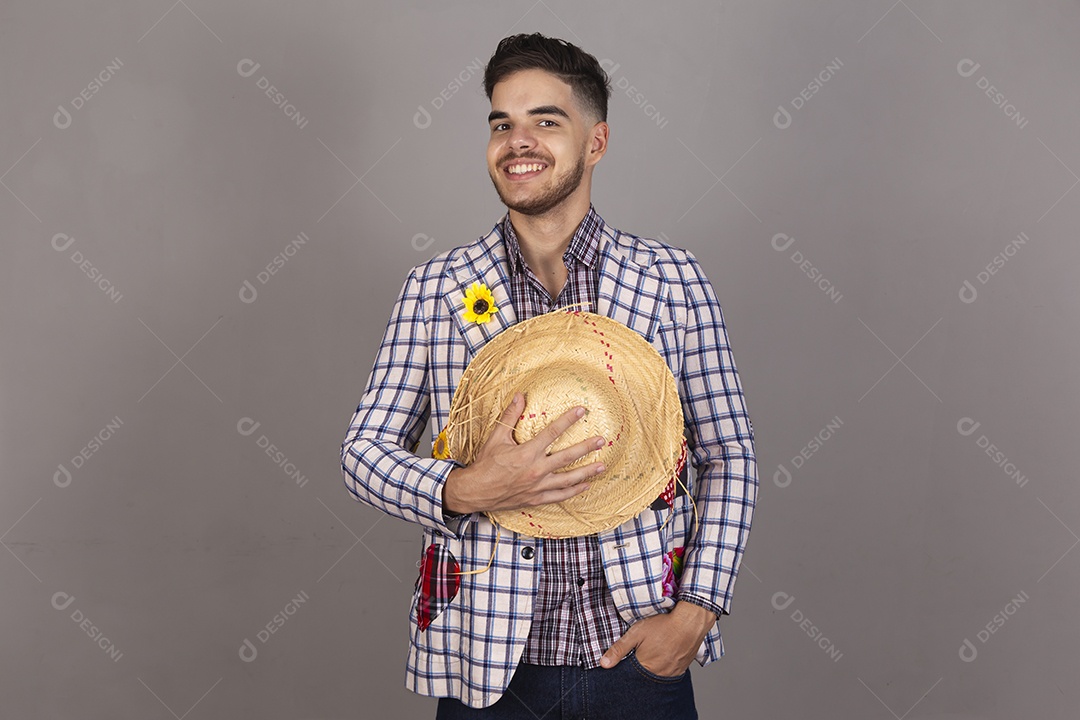 Homem jovem usando roupas típicas de festa junina sobre fundo isolado