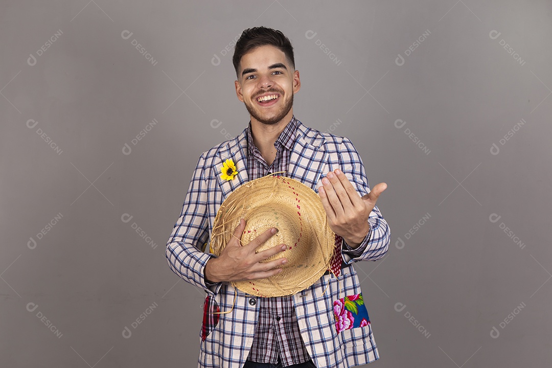 Homem jovem usando roupas típicas de festa junina sobre fundo isolado