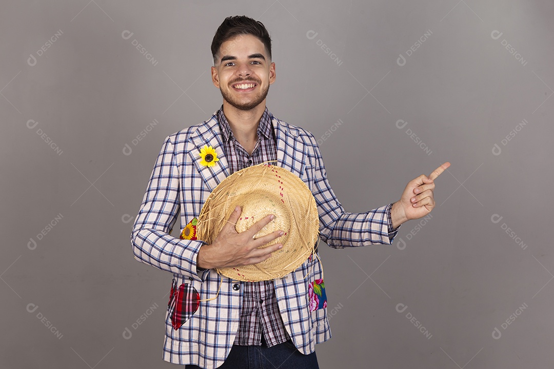 Homem jovem usando roupas típicas de festa junina sobre fundo isolado
