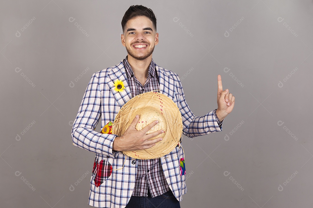 Homem jovem usando roupas típicas de festa junina sobre fundo isolado