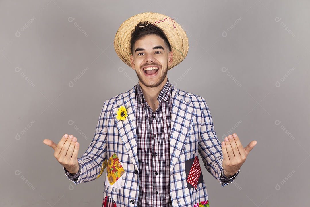 Homem jovem usando roupas típicas de festa junina sobre fundo isolado