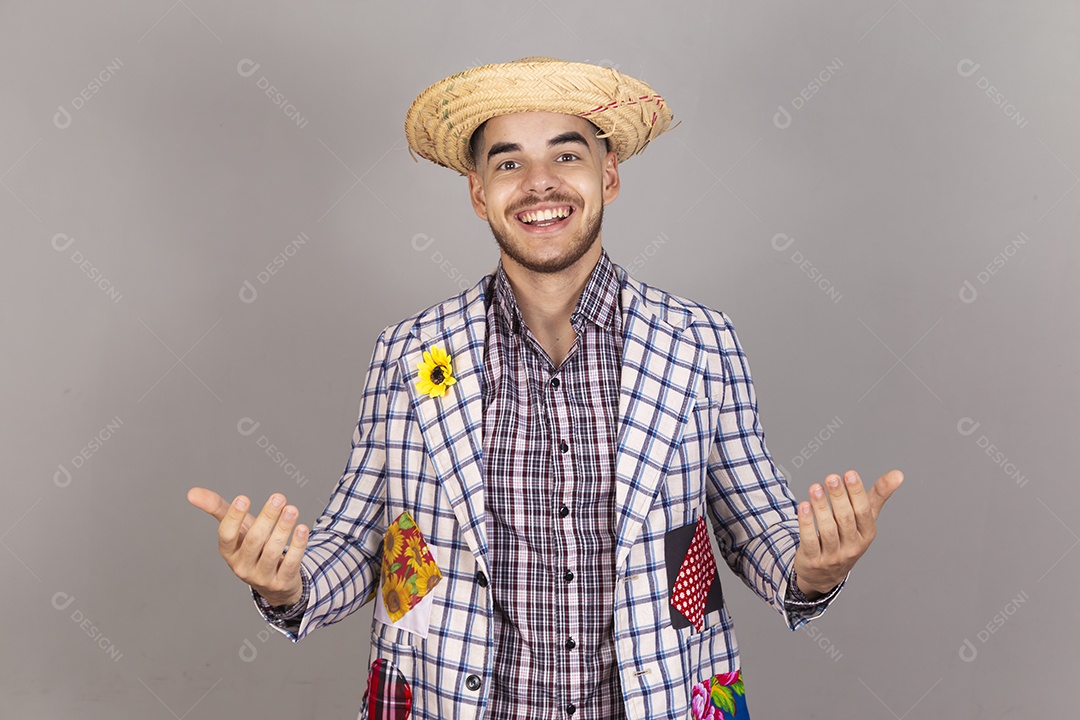 Homem jovem usando roupas típicas de festa junina sobre fundo isolado