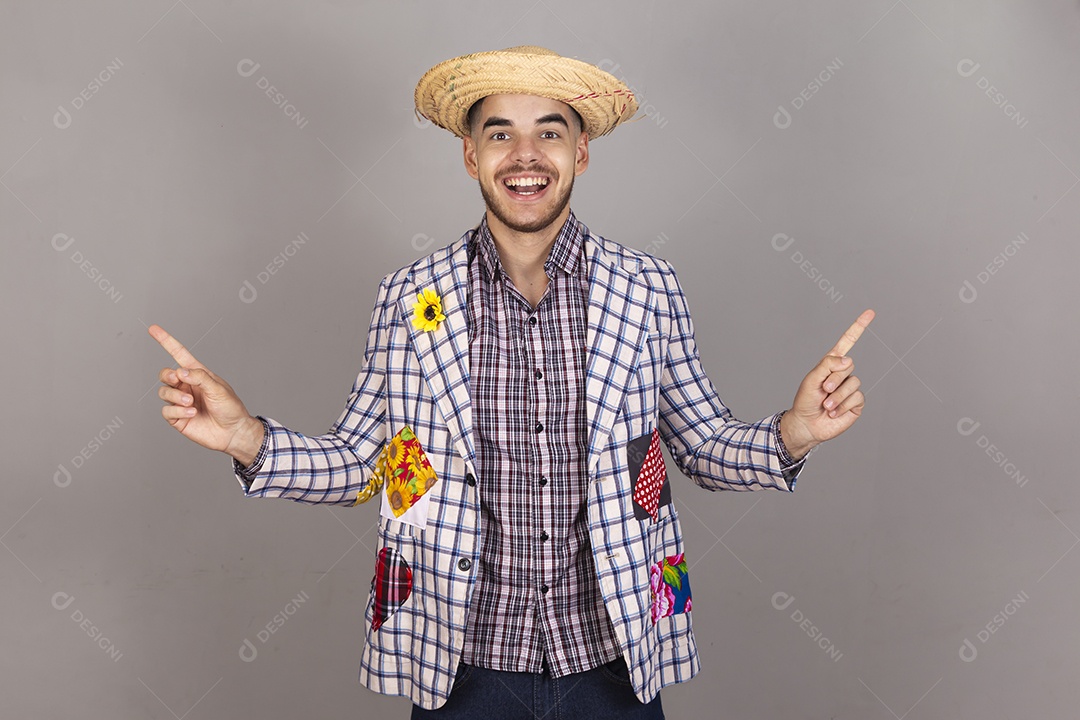 Homem jovem usando roupas típicas de festa junina sobre fundo isolado