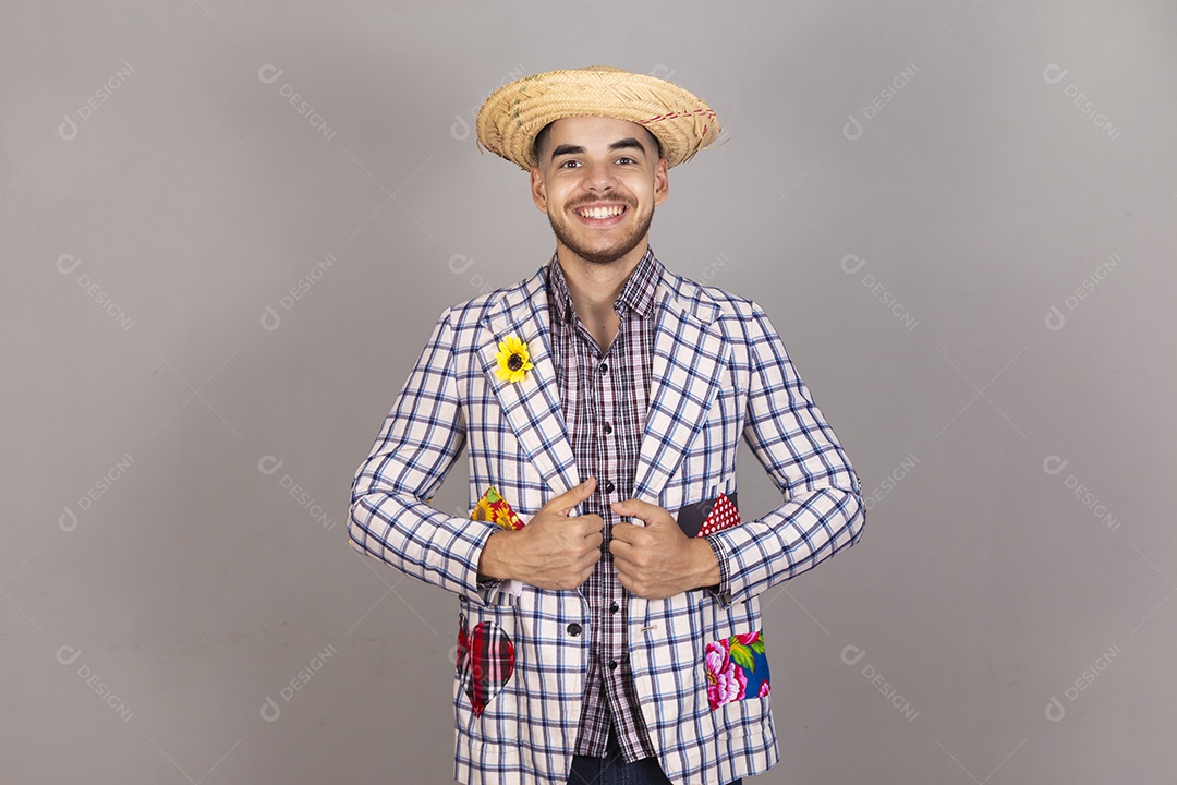 Homem jovem usando roupas típicas de festa junina sobre fundo isolado