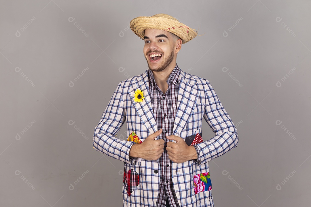 Homem jovem usando roupas típicas de festa junina sobre fundo isolado