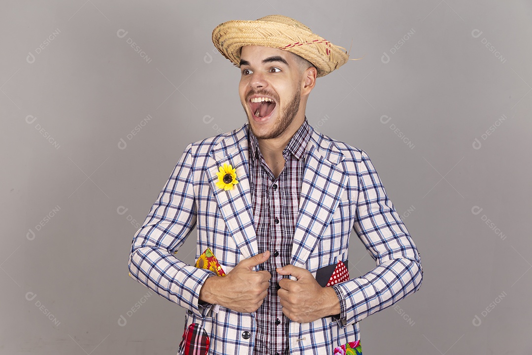 Homem jovem usando roupas típicas de festa junina sobre fundo isolado