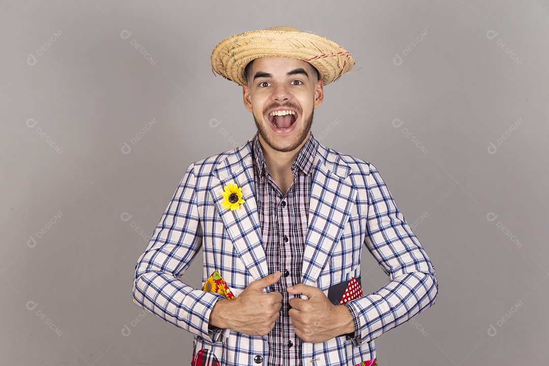 Homem jovem usando roupas típicas de festa junina sobre fundo isolado