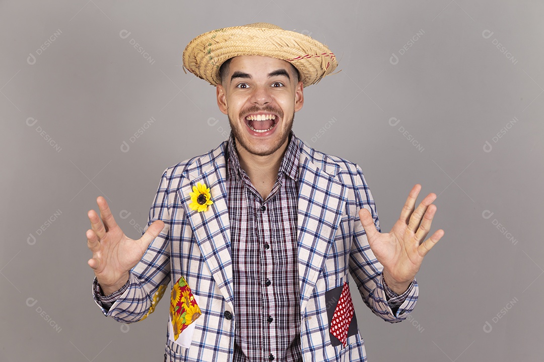 Homem jovem usando roupas típicas de festa junina sobre fundo isolado