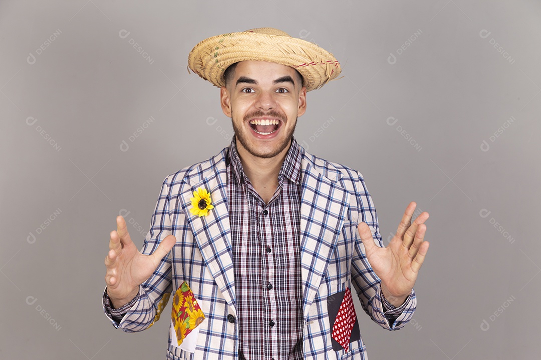 Homem jovem usando roupas típicas de festa junina sobre fundo isolado