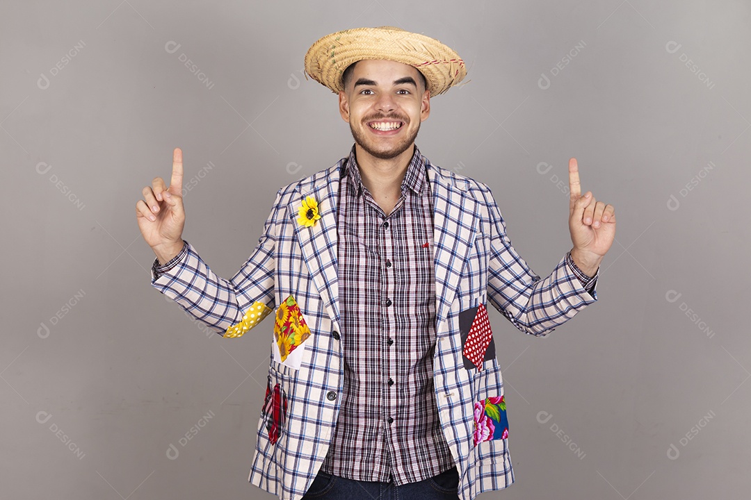 Homem jovem usando roupas típicas de festa junina sobre fundo isolado