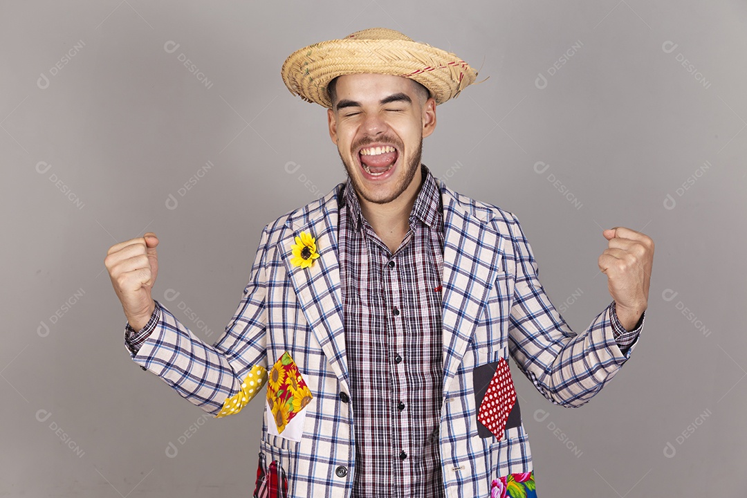 Homem jovem usando roupas típicas de festa junina sobre fundo isolado