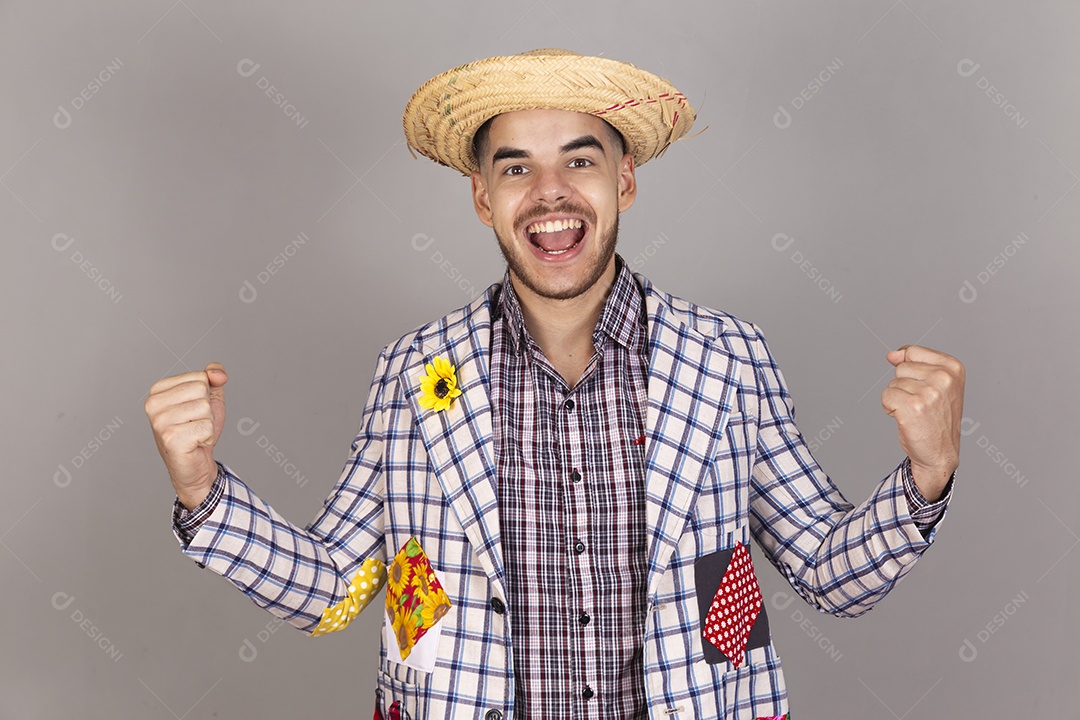 Homem jovem usando roupas típicas de festa junina sobre fundo isolado