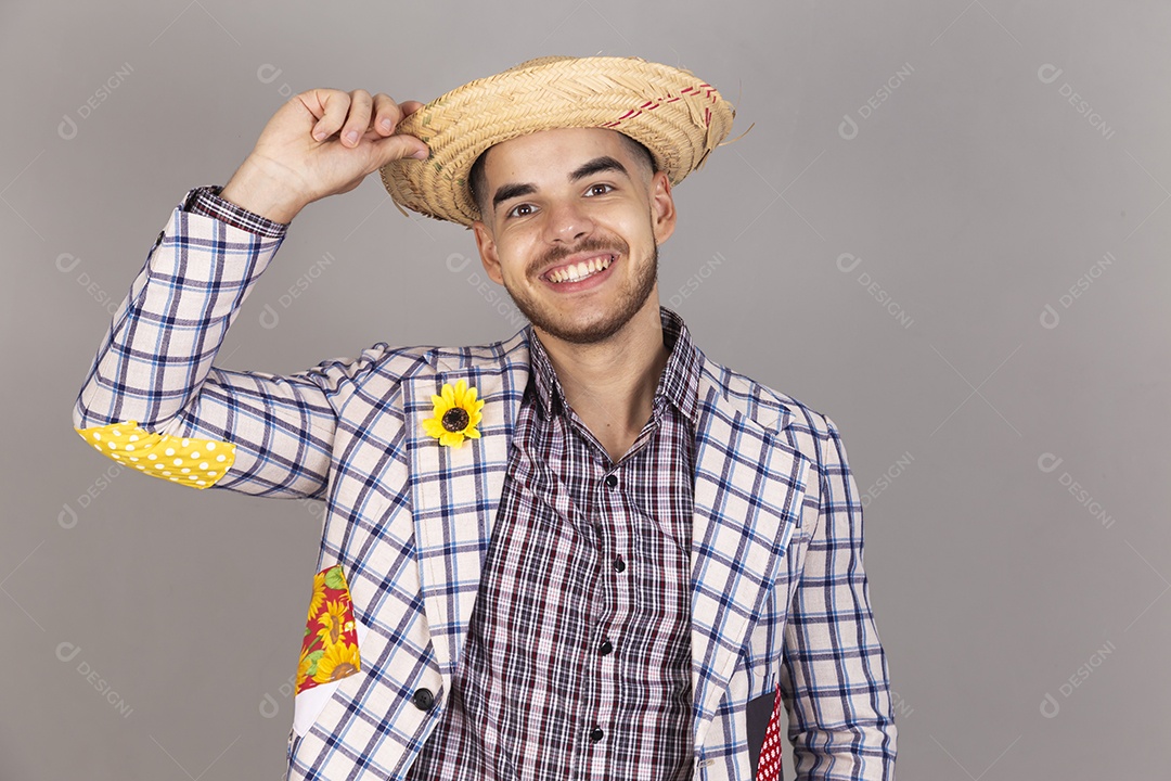 Homem jovem usando roupas típicas de festa junina sobre fundo isolado