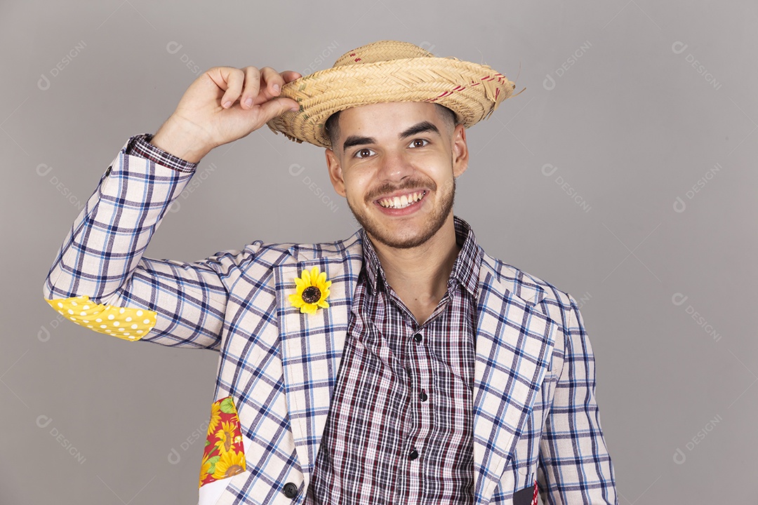 Homem jovem usando roupas típicas de festa junina sobre fundo isolado
