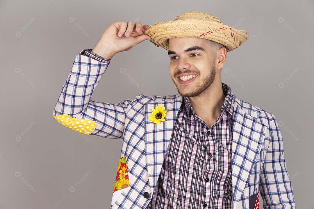 Homem jovem usando roupas típicas de festa junina sobre fundo isolado