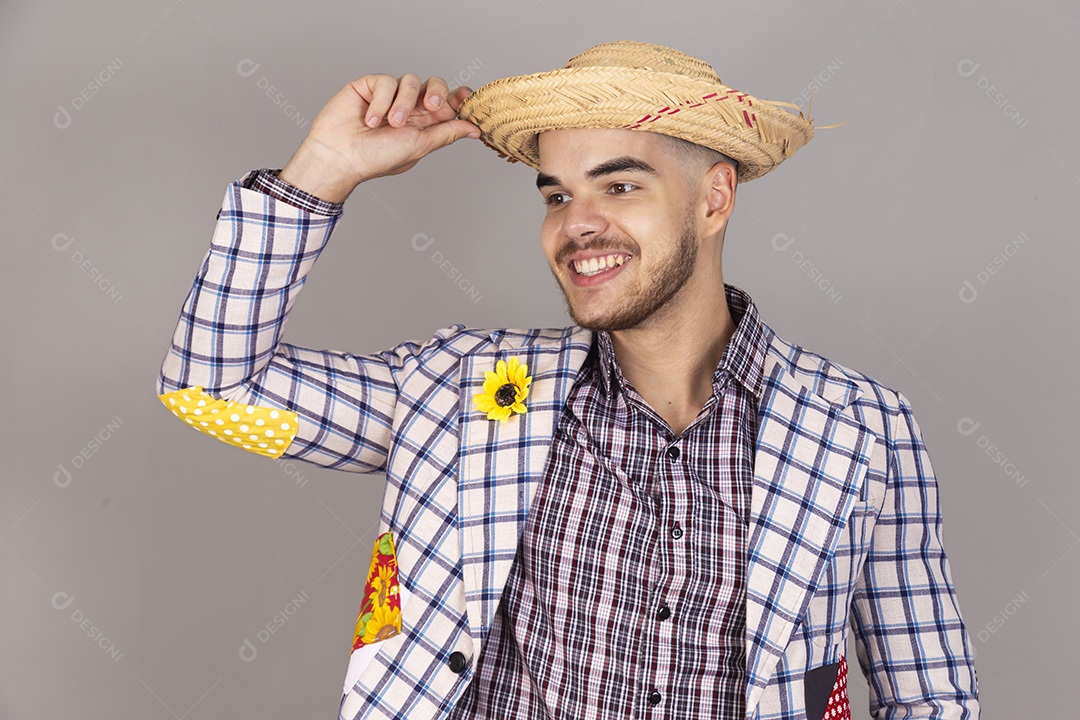 Homem jovem usando roupas típicas de festa junina sobre fundo isolado