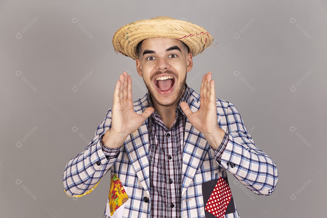 Homem jovem usando roupas típicas de festa junina sobre fundo isolado