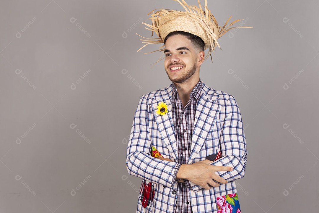 Homem jovem usando roupas típicas de festa junina sobre fundo isolado