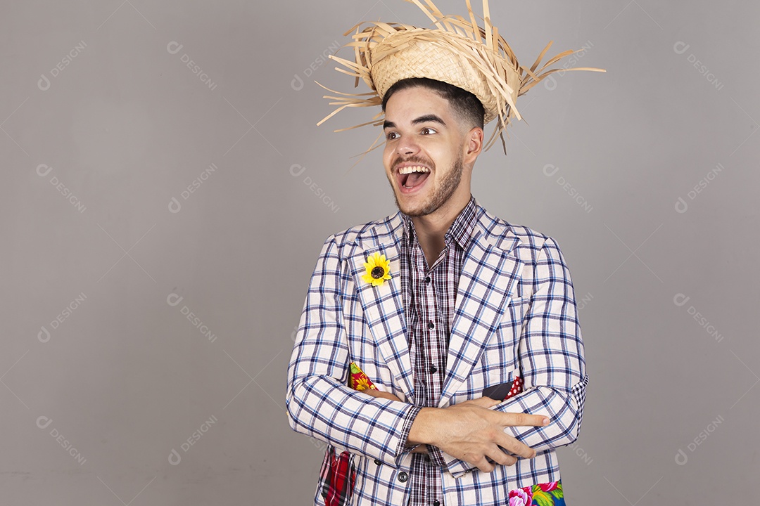 Homem jovem usando roupas típicas de festa junina sobre fundo isolado