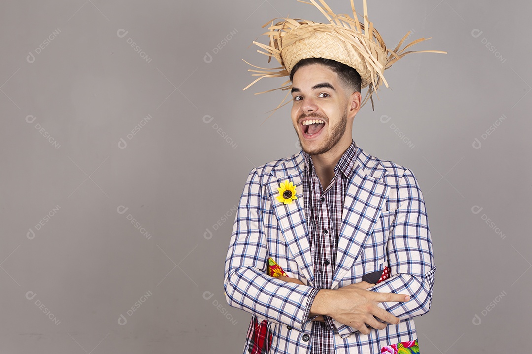Homem jovem usando roupas típicas de festa junina sobre fundo isolado