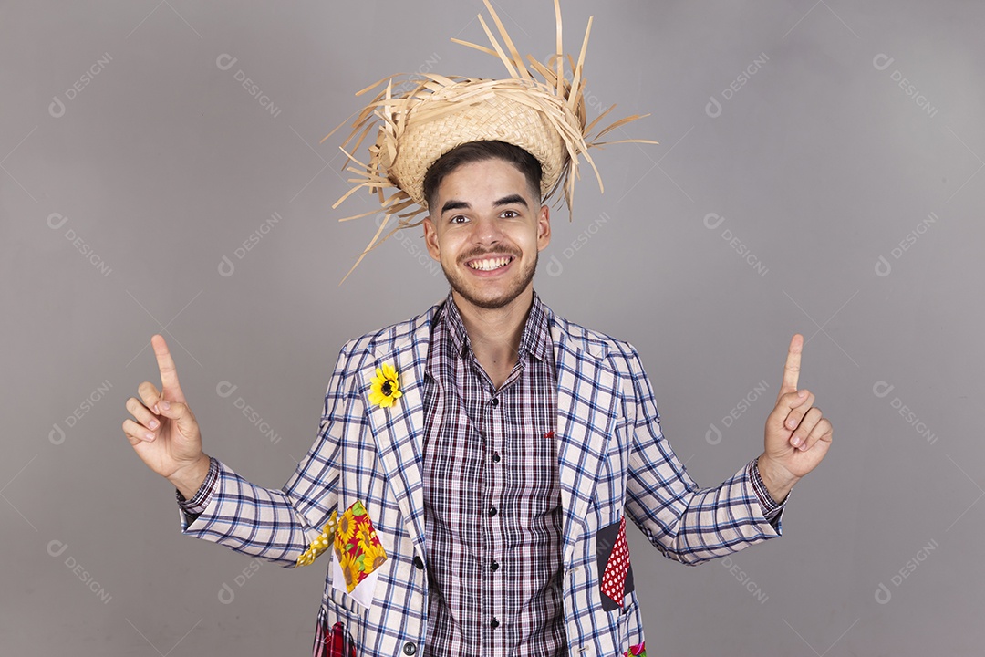 Homem jovem usando roupas típicas de festa junina sobre fundo isolado