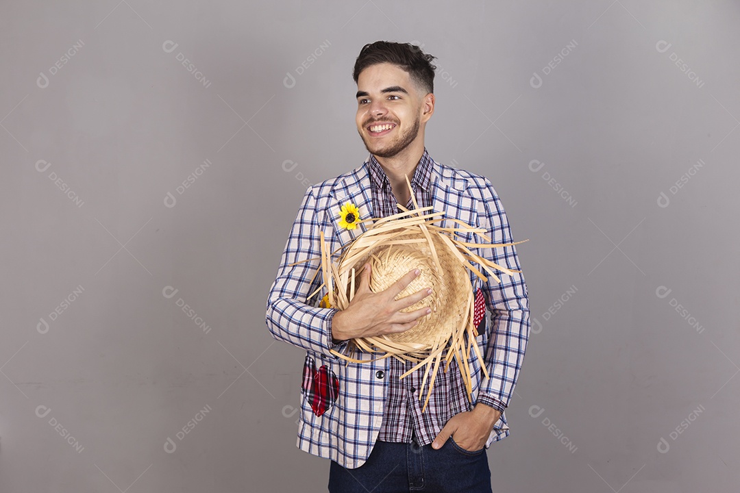 Homem jovem usando roupas típicas de festa junina sobre fundo isolado