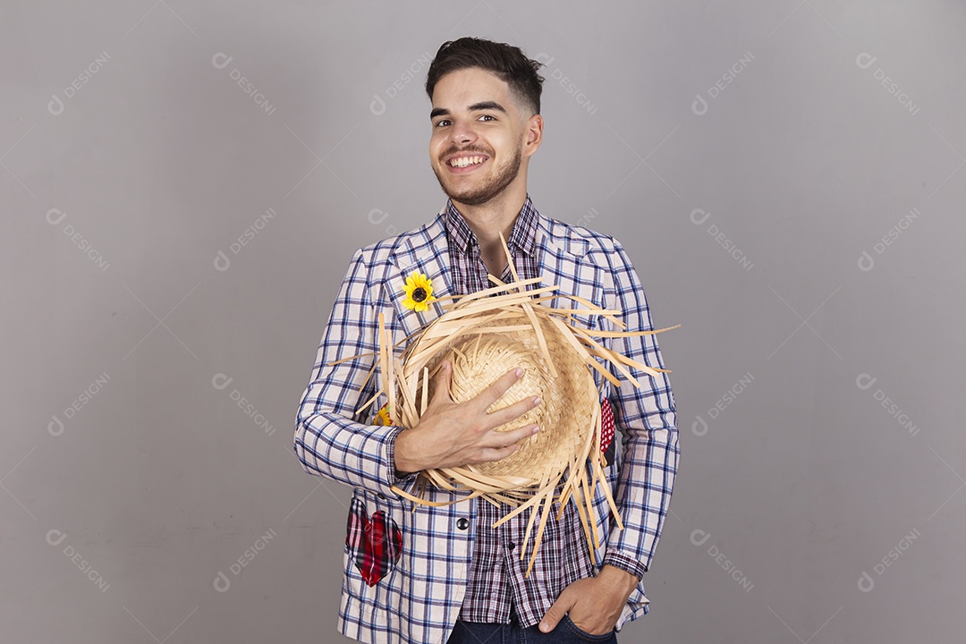 Homem jovem usando roupas típicas de festa junina sobre fundo isolado