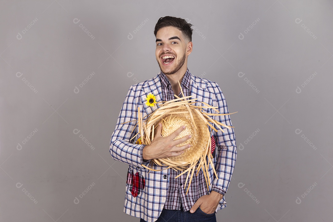 Homem jovem usando roupas típicas de festa junina sobre fundo isolado