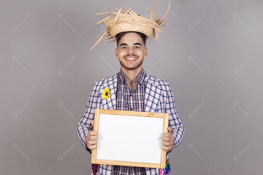 Homem jovem usando roupas típicas de festa junina sobre fundo isolado