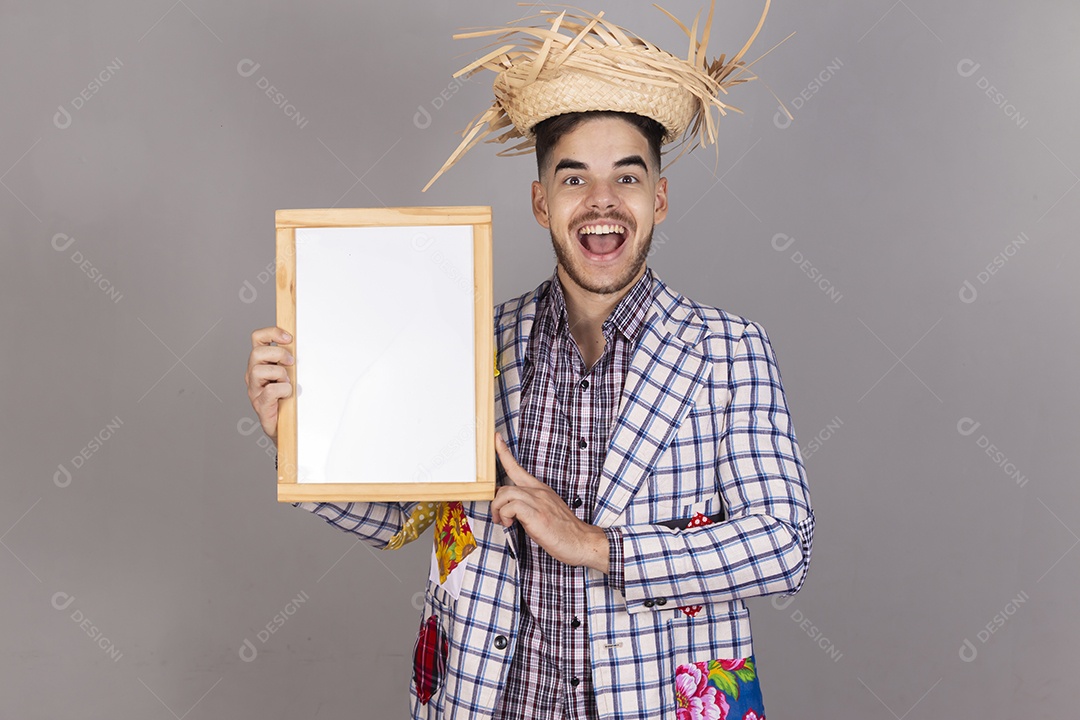 Homem jovem usando roupas típicas de festa junina sobre fundo isolado