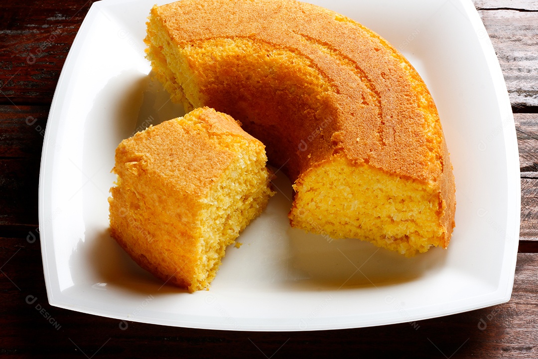 Bolo de milho na chapa branca na mesa de madeira rústica