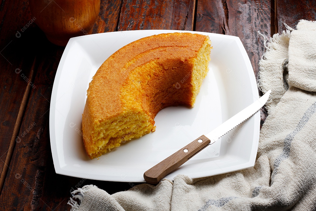 Bolo de milho caseiro sobre uma mesa