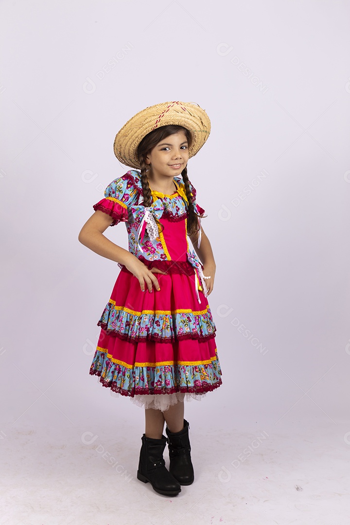 Linda garota usando roupas típicas de festa junina
