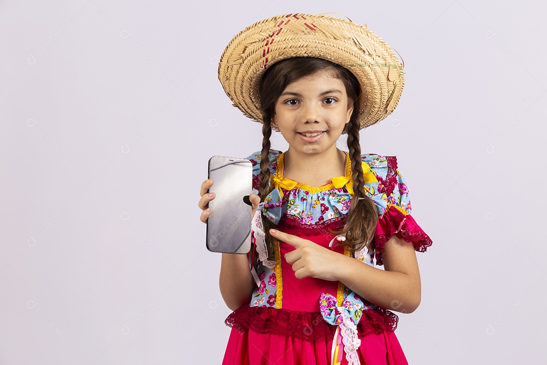 Linda criança usando roupas típicas de festa junina sobre fundo isolado