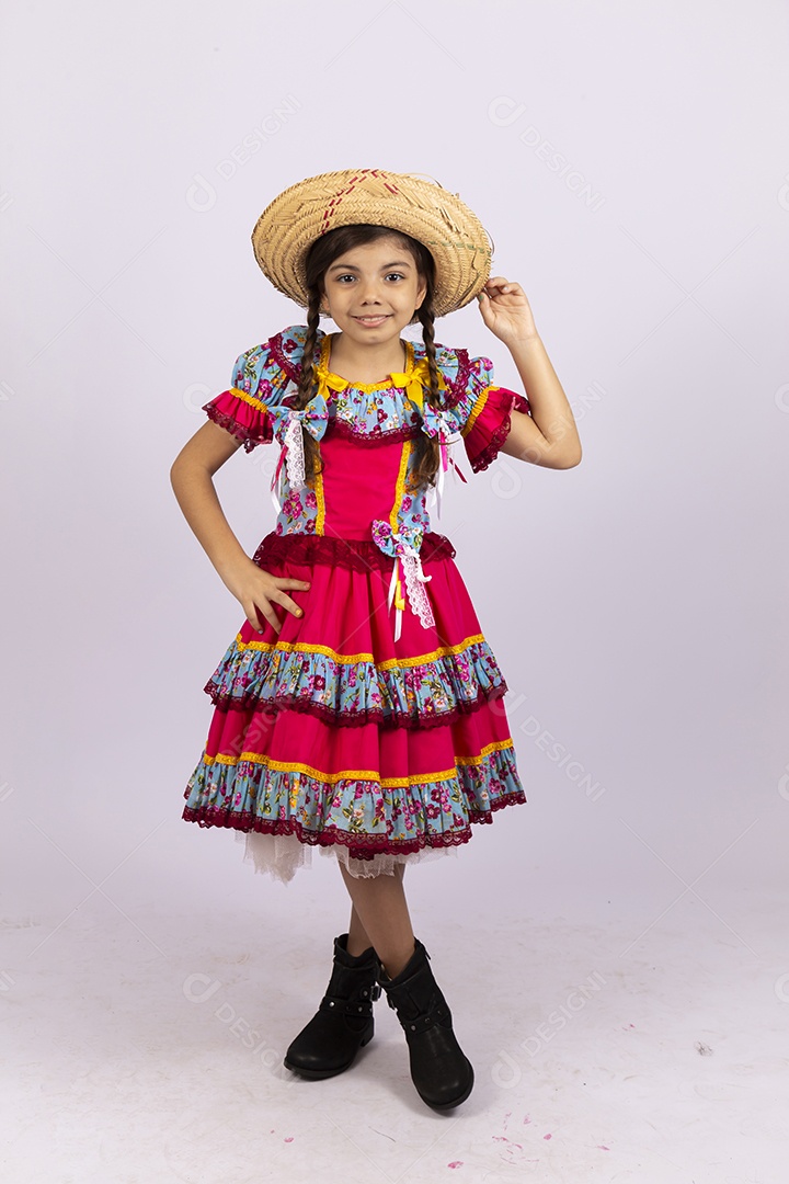 Linda criança usando roupas típicas de festa junina sobre fundo isolado