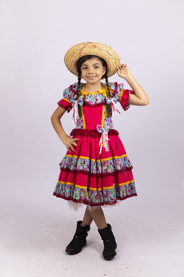 Linda criança usando roupas típicas de festa junina sobre fundo isolado