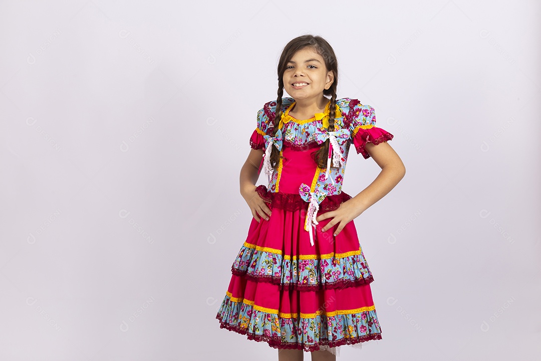 Linda criança usando roupas típicas de festa junina sobre fundo isolado