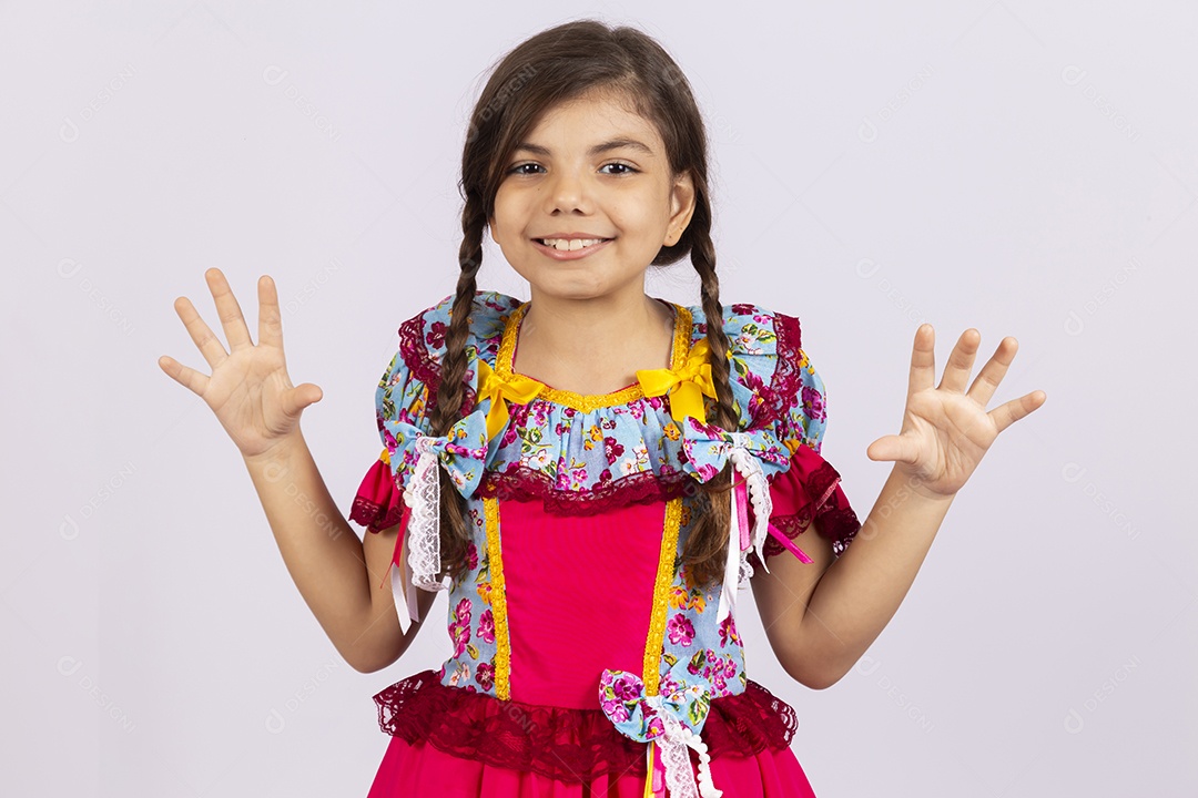 Linda criança usando roupas típicas de festa junina sobre fundo isolado