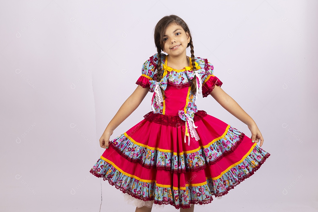 Linda criança usando roupas típicas de festa junina sobre fundo isolado