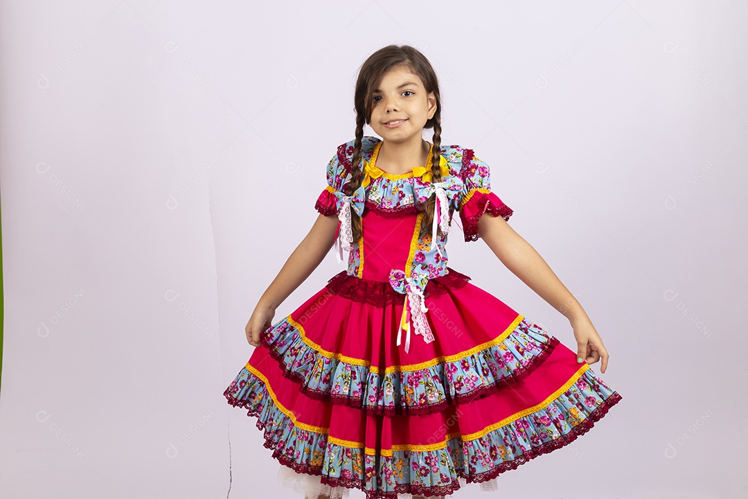 Linda criança usando roupas típicas de festa junina sobre fundo isolado