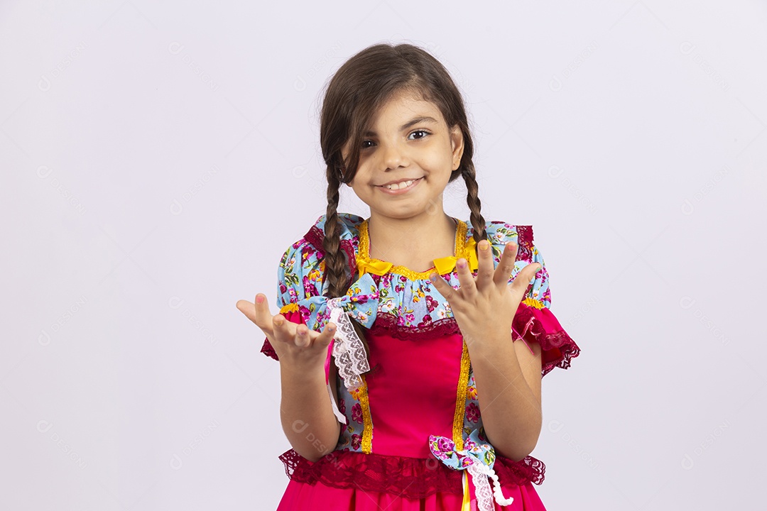 Linda criança usando roupas típicas de festa junina sobre fundo isolado