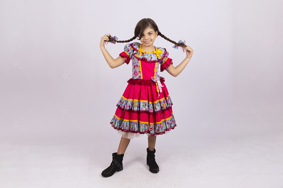 Linda criança usando roupas típicas de festa junina sobre fundo isolado