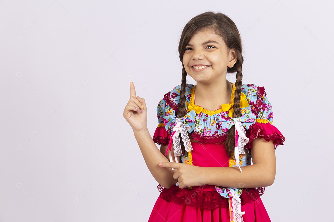 Linda criança usando roupas típicas de festa junina sobre fundo isolado